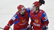 Hokejisté Ruska Pavel Dacjuk (vlevo) a Alexander Sjomin se radují z gólu proti Slovensku ve finále mistrovství světa..