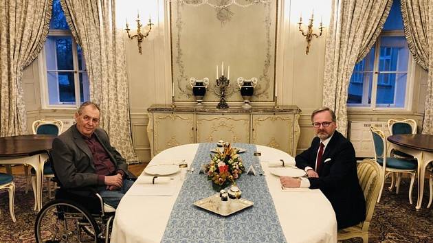 Prezident Miloš Zeman (vlevo) s premiérem Petrem Fialou (ODS)
