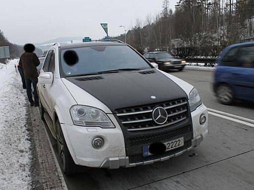 Policisté zadrželi muže, který agresivní a nebezpečnou jízdou ohrožoval ostatní řidiče a způsobil nehodu na brněnské dálnici D1. Řidič údajně ve dvou případech předjel pomalejší automobily zprava, opět se před ně zařadil a prudce brzdil.