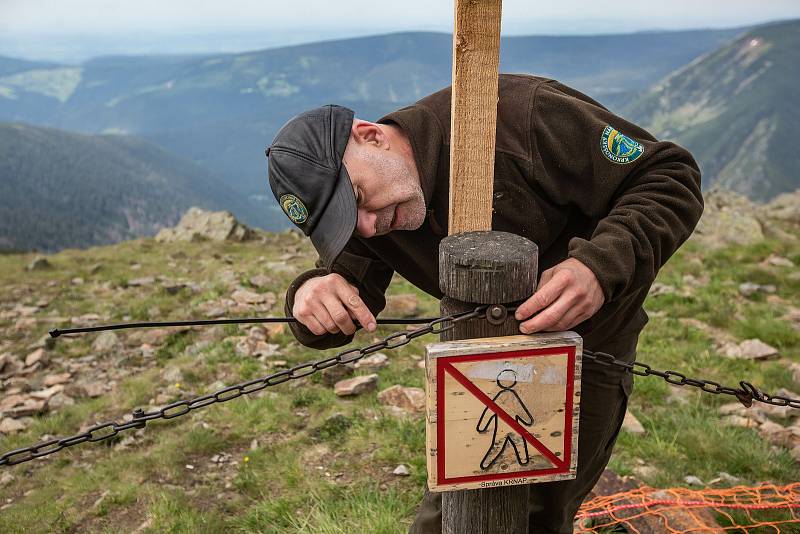 Správa KRNAP instalovala na Sněžce nové zábrany