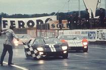 Trojice Fordů GT40 vítězících v závodě 24 hodin Le Mans v roce 1966.