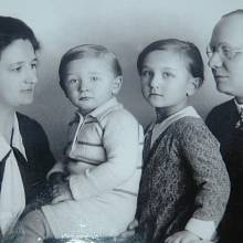 Hana Lustigová-Hnátová s bratrem a rodiči.
