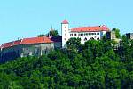 Svérázná vesnička Bítov se nachází pětadvacet kilometrů od Znojma. Hlavním turistickým lákadlem je hrad Bítov nedaleko vesnice.