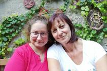Vlasta Hubáčková s dcerou Jitkou žijí v Hustopečích u Brna. Před dvaceti lety matka darovala nemocné dívce svou ledvinu. První taková úspěšná transplantace v České republice se uskutečnila v pražském Motole.