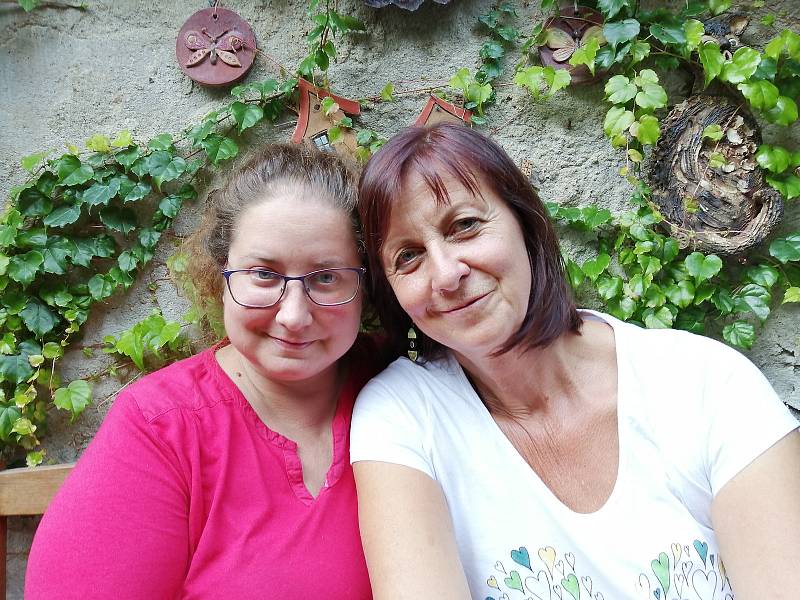 Vlasta Hubáčková s dcerou Jitkou žijí v Hustopečích u Brna. Před dvaceti lety matka darovala nemocné dívce svou ledvinu. První taková úspěšná transplantace v České republice se uskutečnila v pražském Motole.
