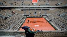 Smutný pohled na kurt Suzanne Lenglen, který v pondělí zavalil hustý déšť.