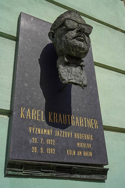 Průkopník jazzu u nás Karel Krautgartner (1922-1982), dirigent, jeden z nejlepších československých saxofonistů 20. století. Pocházel z jihomoravského Mikulova.
