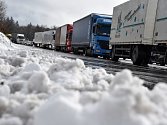 Až třináct centimetrů sněhu překvapilo první dubnový den řidiče ve středním Německu. 
