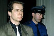 Policisté přivádějí do soudní síně Oto Biedermana (18. září 1998), který byl v roce 1999 pravomocně odsouzen za pět nájemných vražd z let 1993 až 1996 v případu takzvaného kolínského gangu