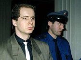 Policisté přivádějí do soudní síně Oto Biedermana (18. září 1998), který byl v roce 1999 pravomocně odsouzen za pět nájemných vražd z let 1993 až 1996 v případu takzvaného kolínského gangu