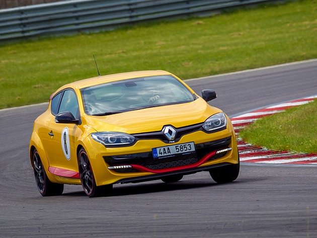 Rychlé Renaulty na Autodromu v Mostě.