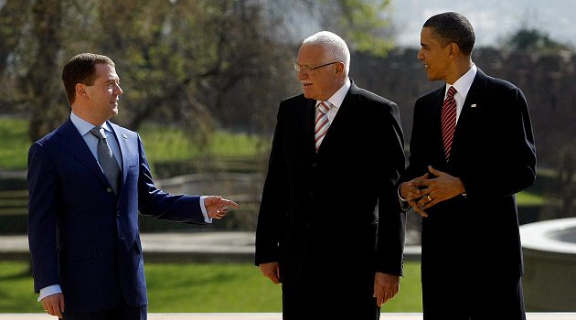 Prezident Václav Klaus (uprostřed) přivítal ruského prezidenta Dmitrije Medveděva a amerického prezidenta Baracka Obamu 8. dubna 2010 na Pražském hradě, kde se podepíše smlouva START mezi USA a Ruskem.