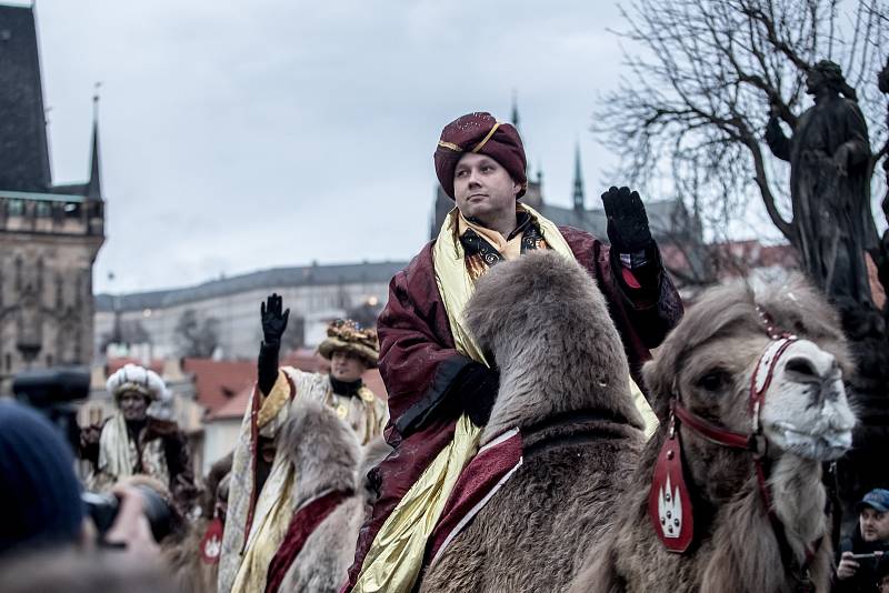 Na pražském Karlově mostě prošel 5. ledna průvod Tří králů.