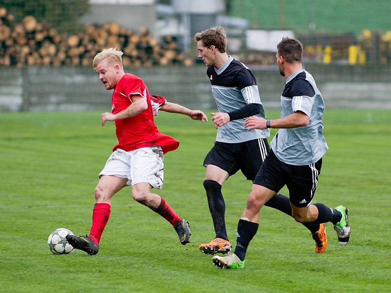 Fotbalisté Želatovic (v šedém) proti TJ Medlov. Jiří Kasal vlevo.