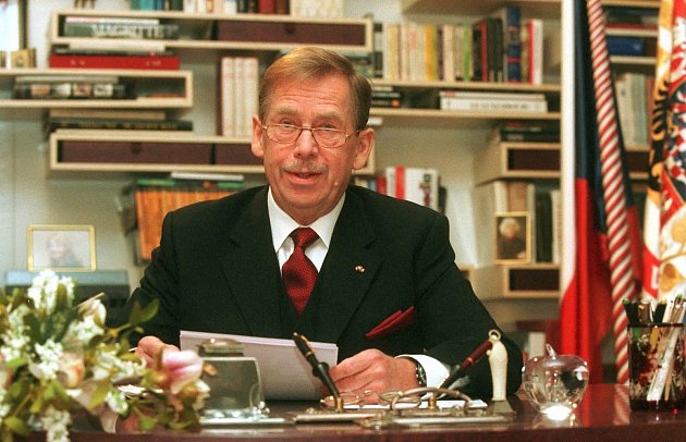 Nové milénium přivítala Česká republika v čele s prezidentem Václavem Havlem. Na snímku Havel při natáčení novoročního projevu pro rok 2000.