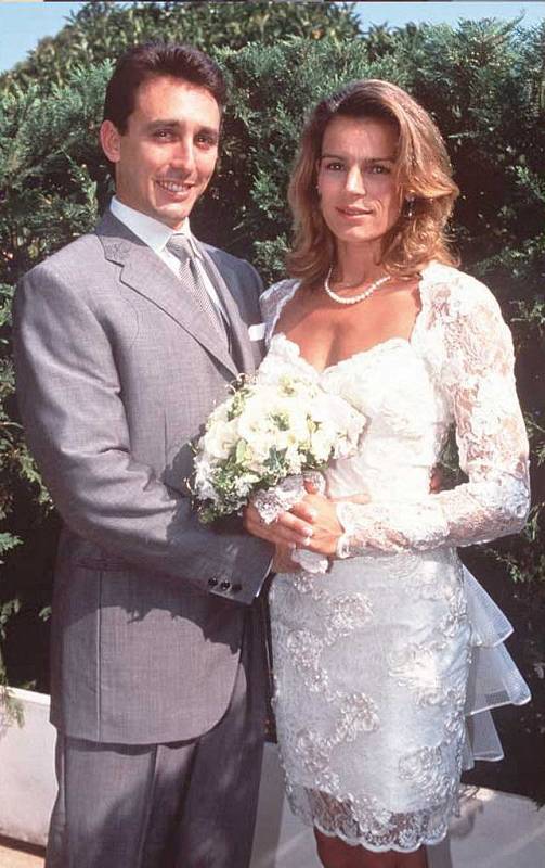 Stéphanie se svým bývalým manželem, bodyguardem Danielem Ducruetem na jejich svatbě 1. července v 1995 v Monaku.