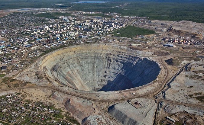 Diamantový důl Mir.