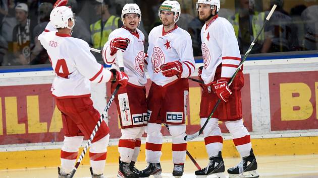 Hokejisté Slavie se radují ze vstřelené branky v přátelském utkání proti rivalovi ze Sparty.