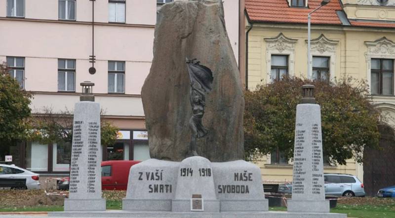 Pomník obětem I. a II. světové války na náměstí v Praze.