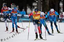 Norský běžec na lyžích Johannes Hösflot Klaebo vítězí ve sprintu volnou technikou v úvodním závodu Tour de Ski v Lenzerheide.