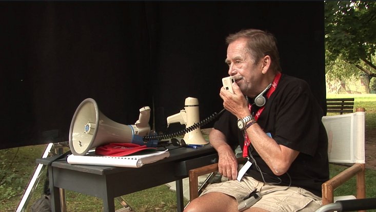 Václav Havel při natáčení svého filmu Odcházení