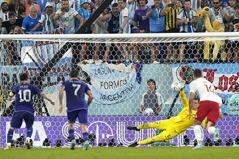 Polský brankář Wojciech Szczesny likviduje penaltu Lionela Messiho (vlevo) z Argentiny