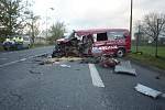 Těžká dopravní nehoda 20. října dopoledne blokovala hlavní silnici číslo 9 z České Lípy na Prahu. V Jestřebí na Českolipsku se na křižovatce se silnicí 38 srazil nákladní automobil s dodávkou Volkswagen Transporter. Při nehodě utrpěli zranění tři muži.