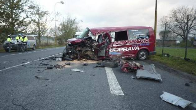 Těžká dopravní nehoda 20. října dopoledne blokovala hlavní silnici číslo 9 z České Lípy na Prahu. V Jestřebí na Českolipsku se na křižovatce se silnicí 38 srazil nákladní automobil s dodávkou Volkswagen Transporter. Při nehodě utrpěli zranění tři muži.