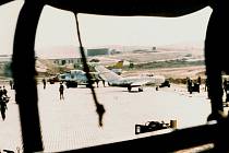 První záběr stroje MiG-15 severokorejského pilota No Kum-soka poté, co s ním přistál na jihokorejském letišti Kimpcho, přímo mezi stroje amerických letců