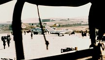 První záběr stroje MiG-15 severokorejského pilota No Kum-soka poté, co s ním přistál na jihokorejském letišti Kimpcho, přímo mezi stroje amerických letců