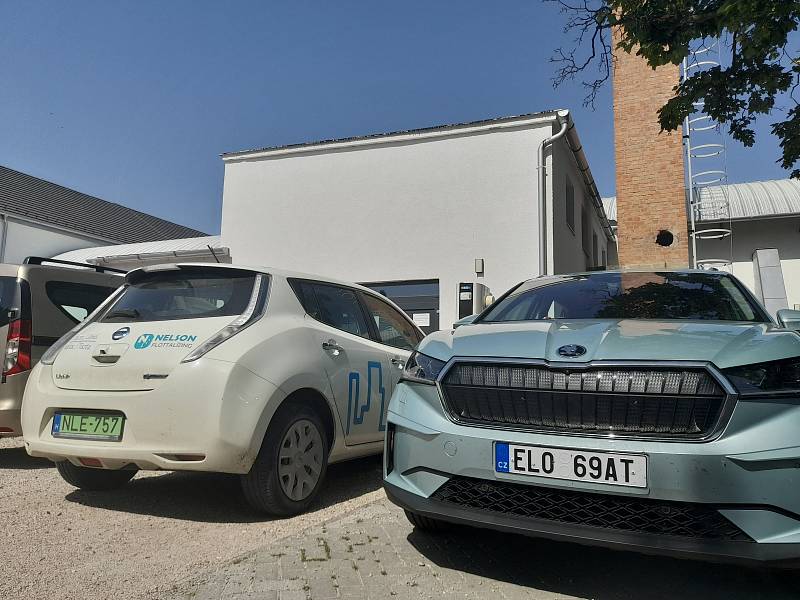 Roadtrip na Balkán: Maďarsko je ve východní Evropě baštou elektromobilů. Není problém najít nabíjecí stojan, ovšem leckdy je plný nebo zrovna nefunkční