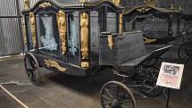 V expozici kočárů a saní je také pohřební vozidlo