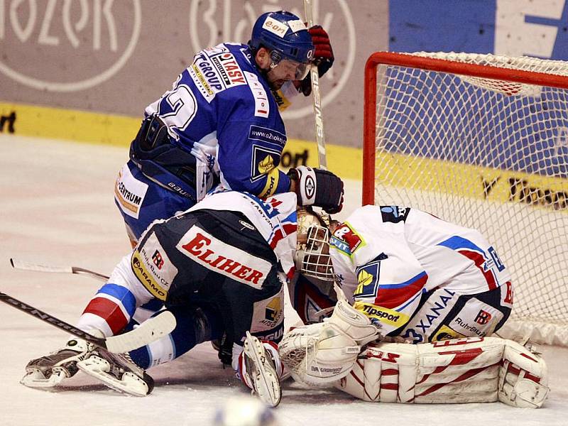 Dominik Hašek v brance Pardubic likviduje pokus Tomáše Divíška.