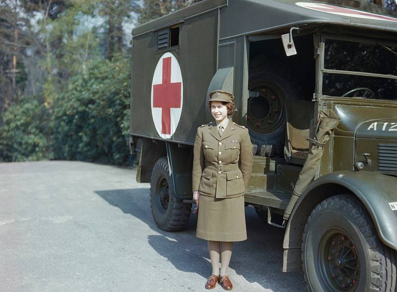 Alžběta ve vojenské uniformě jednotek ATS, duben 1945