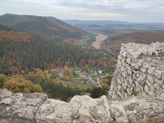 Z vrcholku čachtického hradu je výhled na údolí Váhu.