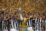 Brankář Juventusu Gianluigi Buffon (uprostřed) s trofejí pro vítěze italského Superpoháru.