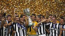 Brankář Juventusu Gianluigi Buffon (uprostřed) s trofejí pro vítěze italského Superpoháru.