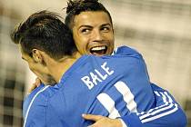 Tak se radují nejzářivější hvězdy Realu Madrid. Cristiano Ronaldo (vpravo) a Gareth Bale slaví gól v derby proti Vellecanu.