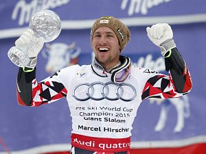 Marcel Hirscher s glóbem za celkový triumf v obřím slalomu SP.