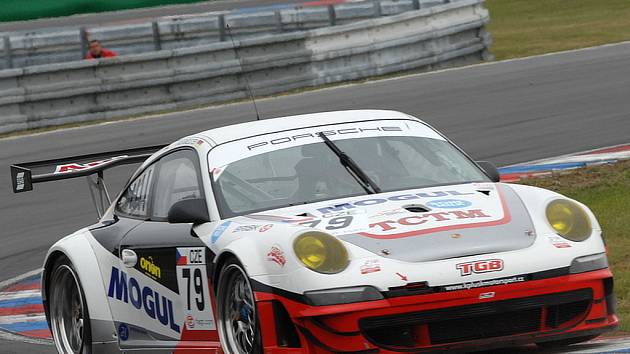 Jiří Janák si v Porsche 911 dojel v Brně pro desáté místo.