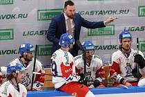 Trenér Filip Pešán na střídačce české hokejové reprezentace během Channel One Cupu v Moskvě.