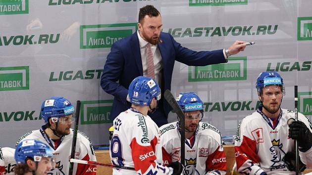 Trenér Filip Pešán na střídačce české hokejové reprezentace během Channel One Cupu v Moskvě.