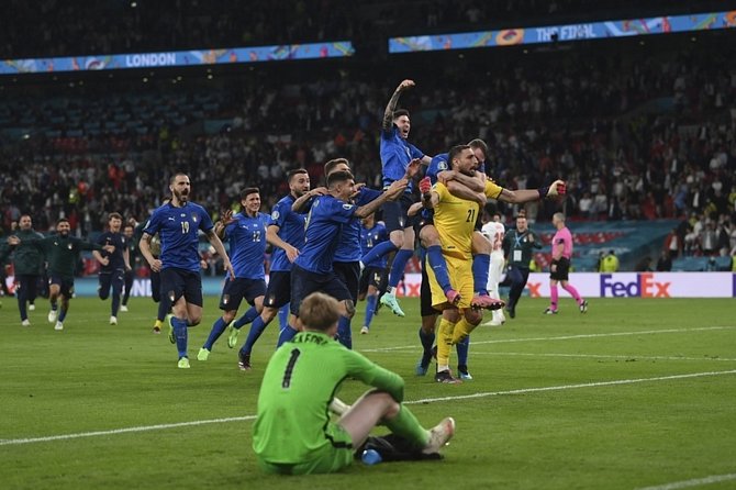 Mistrovství Evropy ve fotbale - finále (Londýn):Itálie - Anglie.
