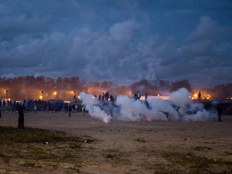 Uprchlíci z tábora u Calais se v noci na dnešek střetli s pořádkovými silami v sérii potyček, během kterých na policisty házeli lahve a kameny.