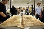 Napodobenina největší ručně psané knihy na světě Codex gigas je od 4. do 23. května k vidění v prostorách Výstavní síně Staré radnice ve Žďáře nad Sázavou.