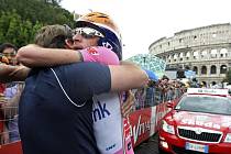 Ruský cyklista Denis Meňšov (v růžovém) slaví před římským Koloseem vítězství na Giru.