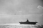 Na letovou palubu Ark Royal přistává letoun Fairey Swordfish, ve vzduchu dál krouží Blackburn Skua