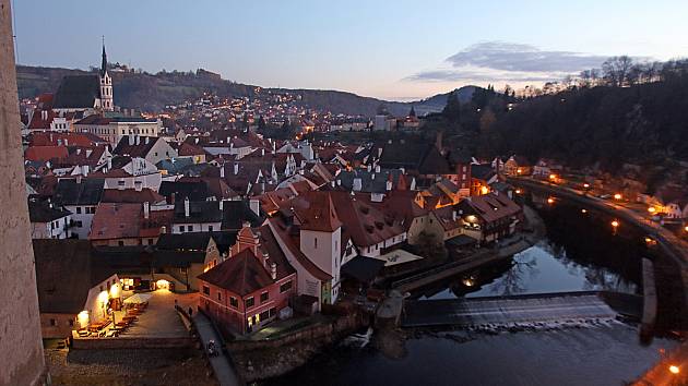 Pohled na rozlehlý areál krumlovského hradu a zámku je impozantní zvláště v podvečer.