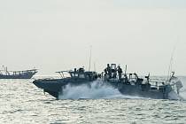 Íránské námořnictvo dnes varovalo americkou loď, aby opustila oblast Ománského zálivu, kde Íránci pořádají vojenské cvičení. 