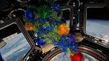 Nedílnou součástí Vánoc na Mezinárodní vesmírné stanici je i vánoční stromek. Bývá sice malý a umělý, kosmonauti jej ale vždy vyzdobí.